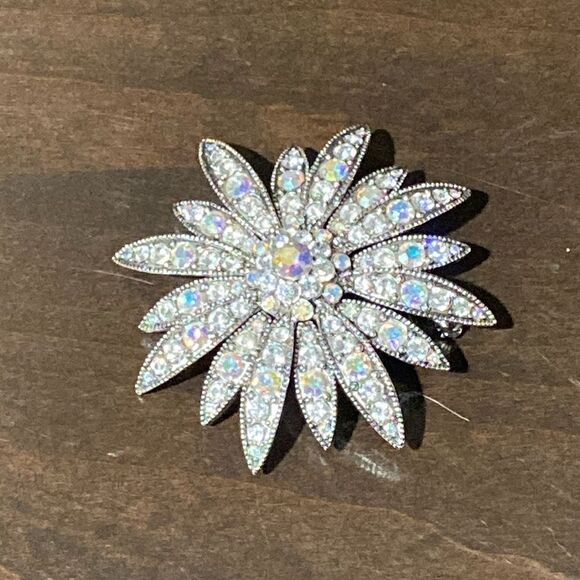 Joan Rivers Sparkling Faceted Swarovski Crystal Flower Boutonniere Brooch - Picture 1 of 4